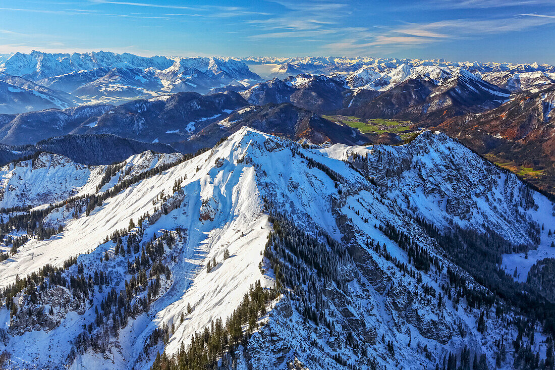 Nordansicht des schneebedeckten Hochgern-Gipfels mit Blick über den Hochlerch ins Achental