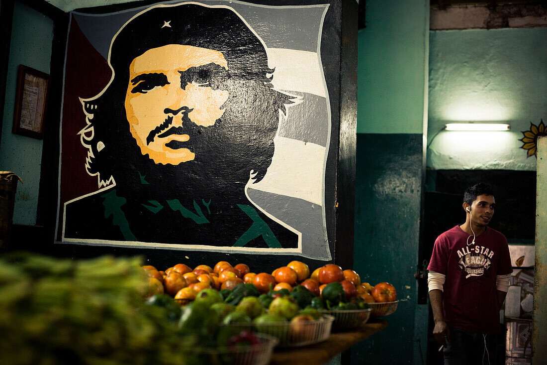 Portrait of Ernesto Che Guevara, painting in market hall, old town, Havana, Cuba, Caribbean, Latin America, America