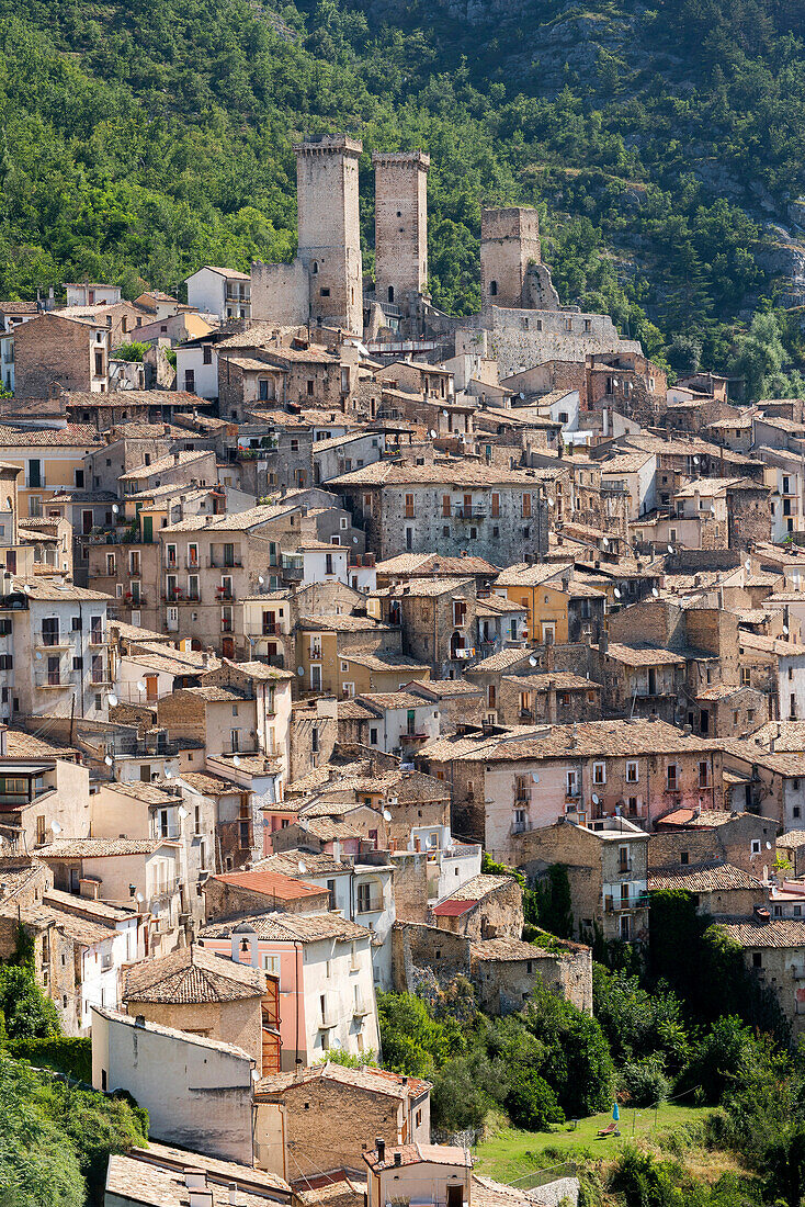 Das Bergdorf Pacentro wird von den Türmen der Castelmo-Burg dominiert, Pacentro, Abruzzen, Italien