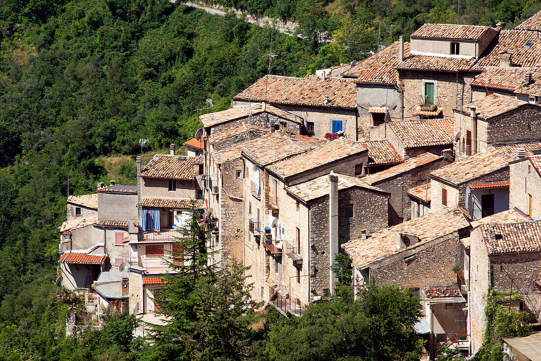 Die Häuser von Pacentro kleben dicht gedrängt an den Hängen des Majella Nationalparks, Pacentro, Abruzzen, Italien