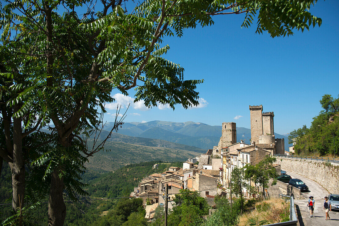 Das Bergdorf Pacentro wird von den Türmen der Castelmo-Burg dominiert, Pacentro, Abruzzen, Italien