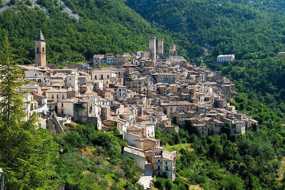 Das Bergdorf Pacentro wird von den Türmen der Castelmo-Burg dominiert, Pacentro, Abruzzen, Italien