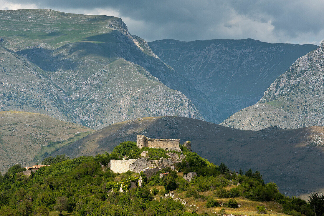 Die Burg von Alba Fucens vor den Bergen des Sirentemassivs, Alba Fucens, Abruzzen, Italien