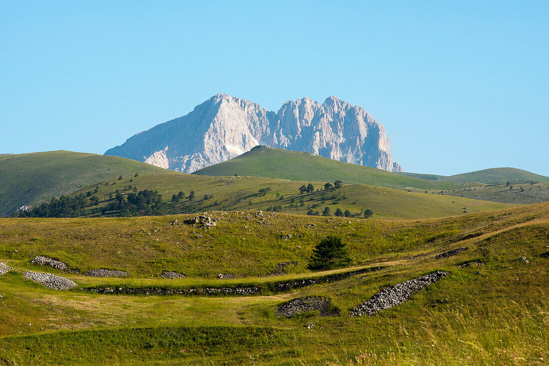 Der Gipfel des Corno Grande überragt die Hochebene Campo Imperatore, Gran Sasso Nationalpark, Abruzzen, Italien