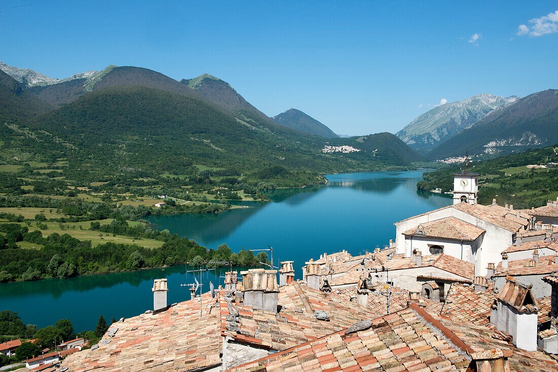 Blick von Barrea auf den Lago di Barea am Rande des Abruzzen Nationalparks, Barrea, Abruzzen, Italien