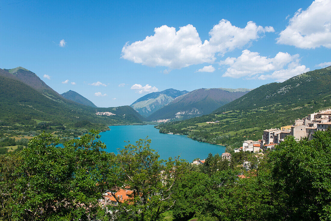 Blick von Barrea auf den Lago di Barea am Rande des Abruzzen Nationalparks, Barrea, Abruzzen, Italien
