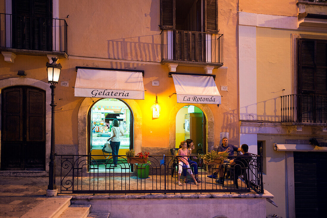 Sulmona im Herzen des Peligno Tals gehört zu den schönsten Orten der Abruzzen, Sulmona, Abruzzen, Italien