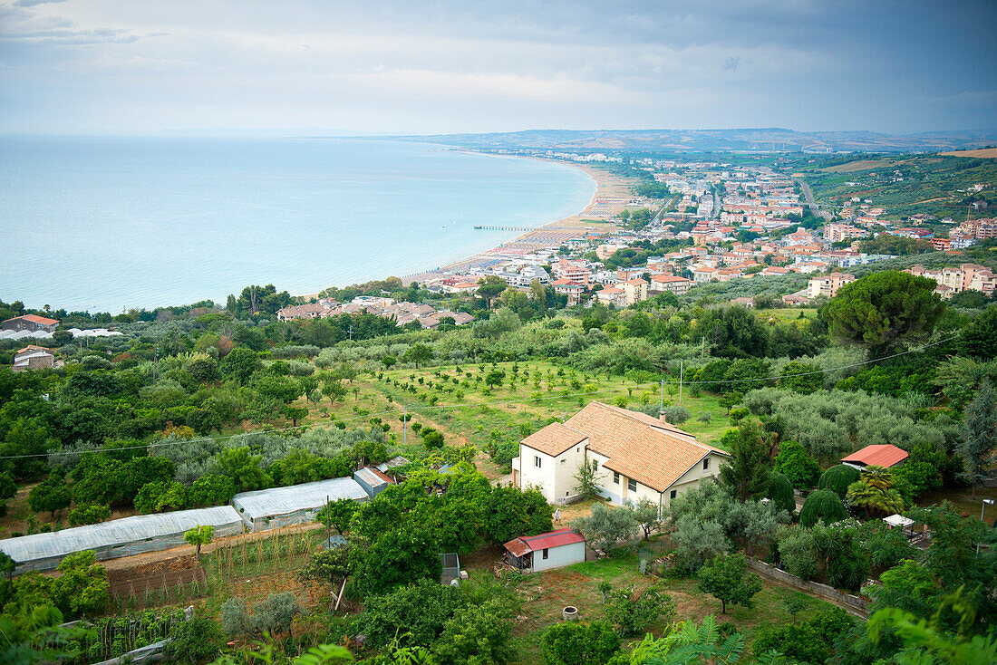 Blick von Vasto über die Küste der Adria, Vaso, Abruzzen, Italien