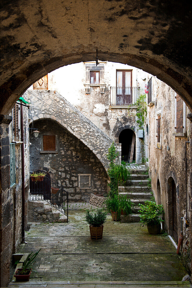 Das uralte Bergdorf von Santo Stefano di Sessanio liegt im Gran Sasso Nationalpark, Santo Stefano di Sessanio, Abruzzen, Italien