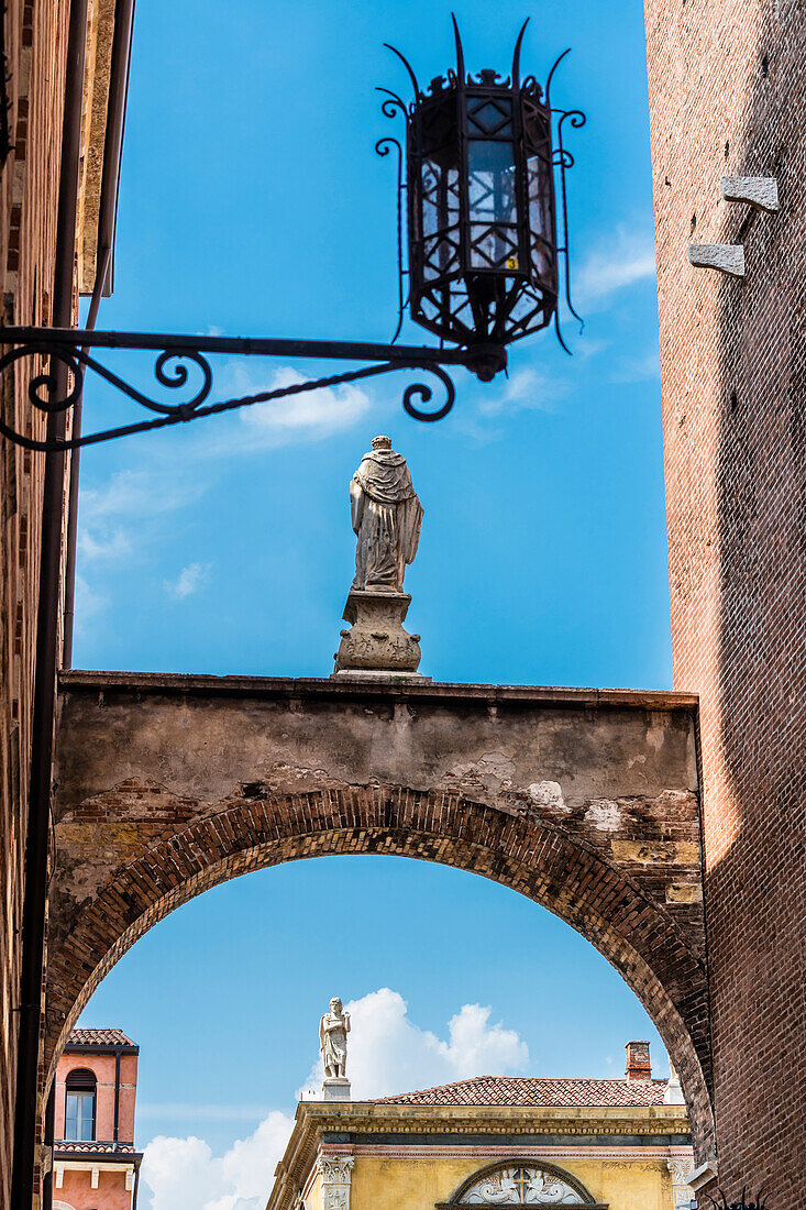 Skulpturen und Torbogen, Via Dante Alighieri, Verona, Venetien, Italien