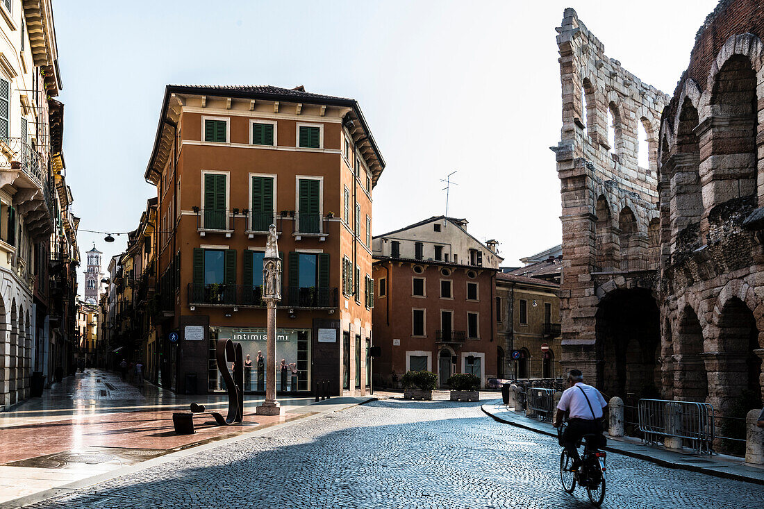 Radfahrer an der Arena mit Lambertiturm im Hintergrund,  Verona, Venetien, Italien