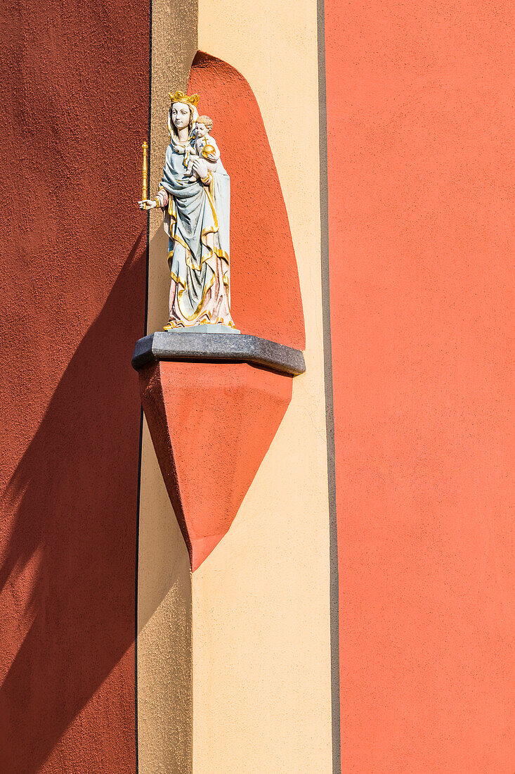 Mariafigur an einem Haus in der Altstadt, Iphofen, Franken, Bayern, Deutschland