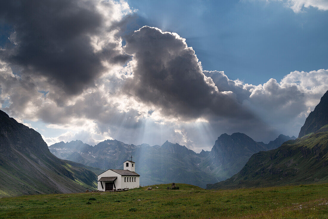 Kapelle, Wolke, Sonnenstrahl, Berg, Silvrettasee, Bezirk Bludenz, Vorarlberg, Österreich, Europa