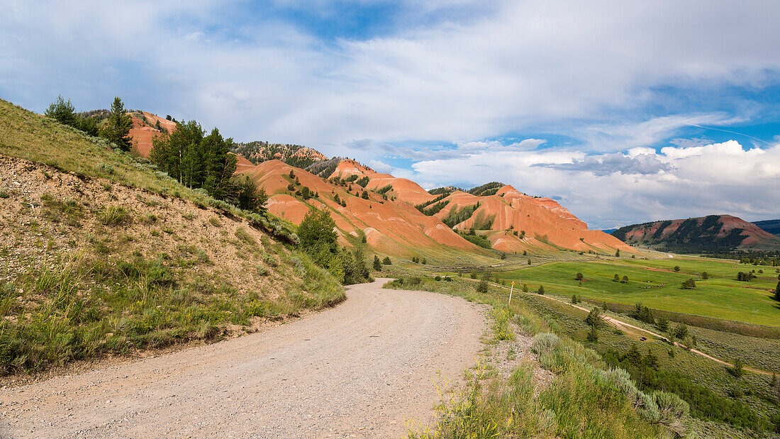 Schotterpiste entlang der Red Hills, Bridger Teton National Forest, Wyoming, USA