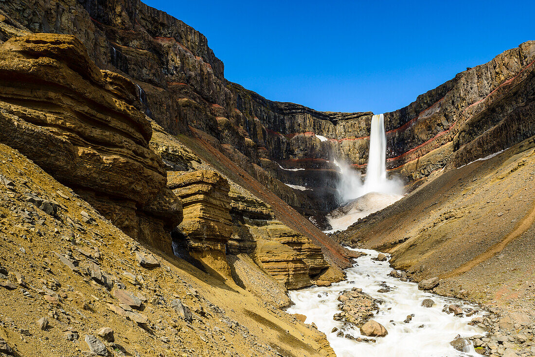 Der Hengifoss Wasserfalll, südwestlich der Stadt Egilsstadir, im Osten Islands