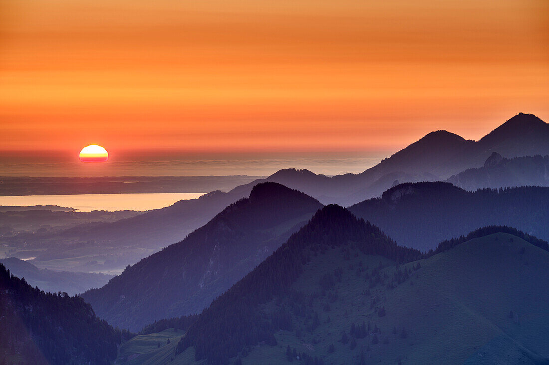 Sonnenaufgang über Chiemsee und Chiemgauer Alpen, vom Seebergkopf, Mangfallgebirge, Bayerische Alpen, Oberbayern, Bayern, Deutschland