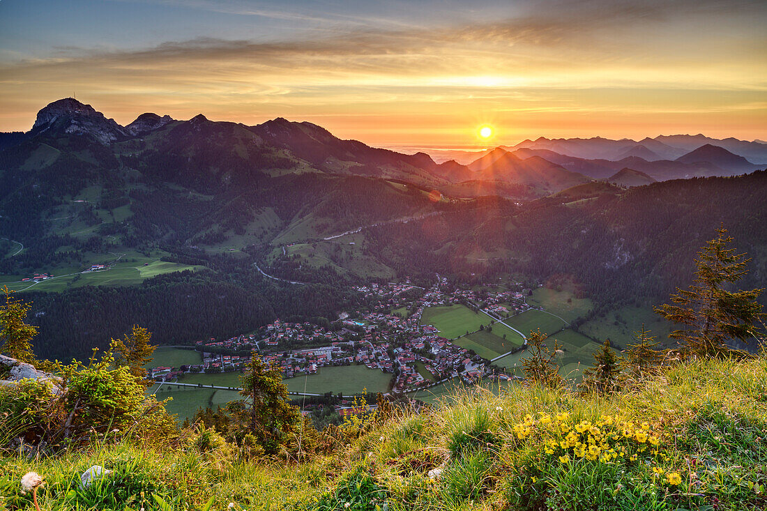 Sunrise above Wendelstein, lake Chiemsee and Chiemgau Alps with view towards Bayrischzell, from Seebergkopf, Mangfall Mountains, Bavarian Alps, Upper Bavaria, Bavaria, Germany