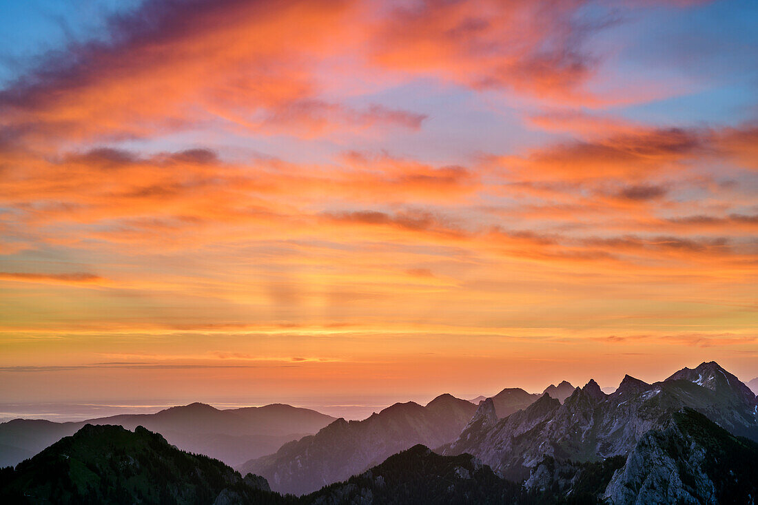 Wolkenstimmung bei Sonnenaufgang über Ammergauer Alpen, vom Säuling, Ammergebirge, Ammergauer Alpen, Oberbayern, Bayern, Deutschland