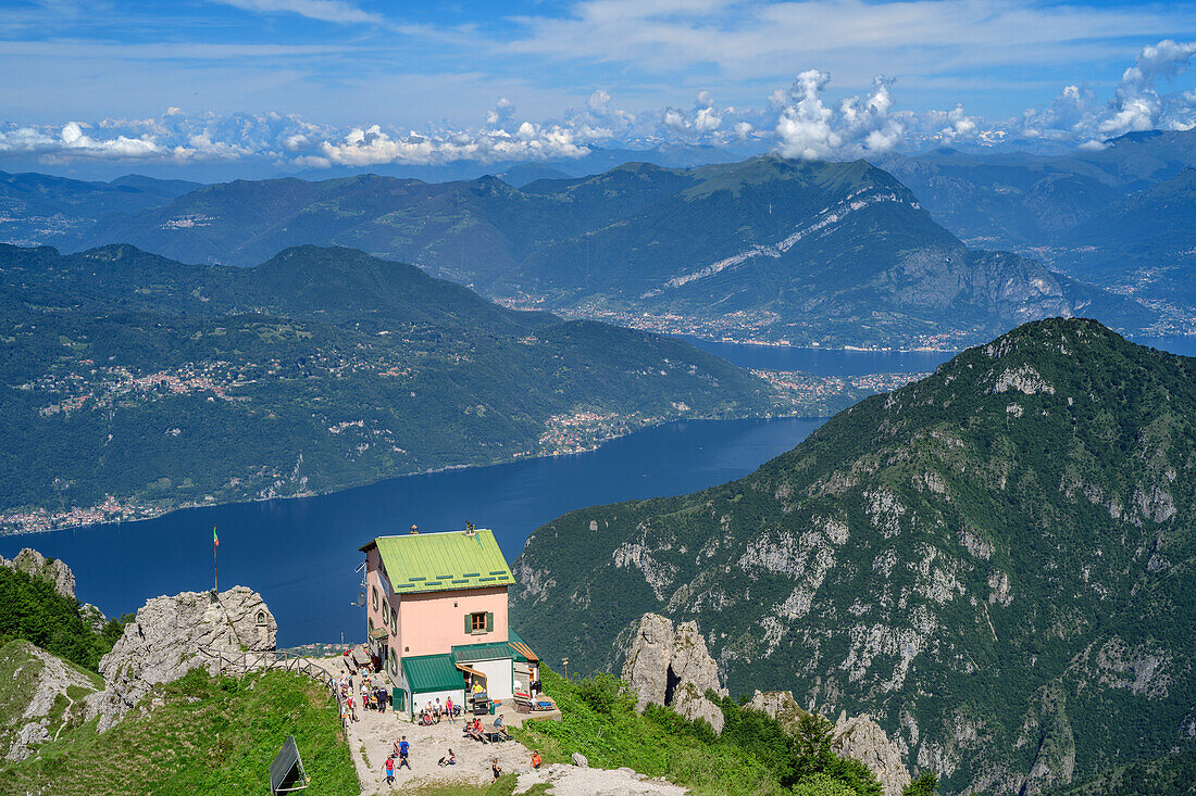 Rifugio Rosalba mit Comer See, an der Grignetta, Grigne, Bergamasker Alpen, Lombardei, Italien