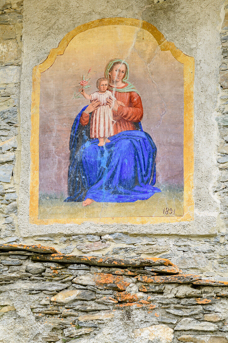 Fresco mit Mariendarstellung an Hauswand, Elva, Val Maira, Cottische Alpen, Piemont, Italien