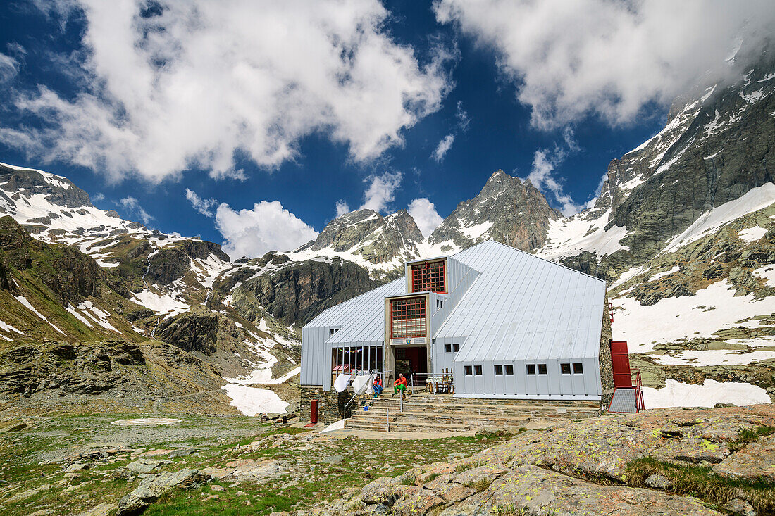 Man and woman sitting at hut rifugio Vallanta, hut rifugio Vallanta, Giro di Monviso, Monte Viso, Monviso, Cottian Alps, Piedmont, Italy