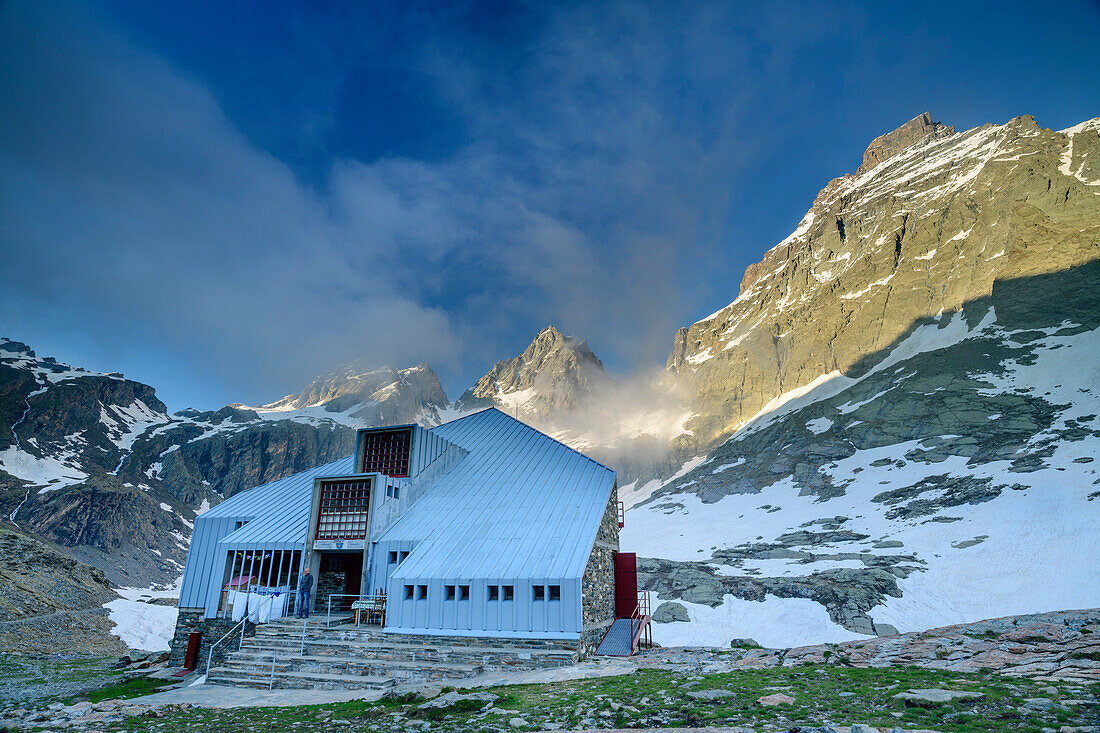 Hut rifugio Vallanta with Visolotto and Viso di Vallanta, Giro di Monviso, Monte Viso, Monviso, Cottian Alps, Piedmont, Italy