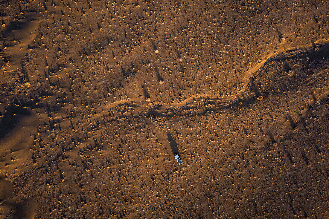 Jeep in Mesr in der Wüste Kavir, Iran, Asien
