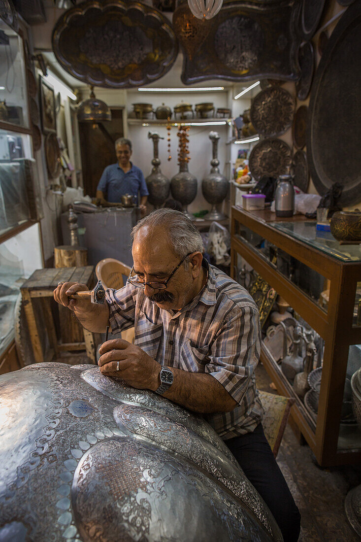 Herstellung von Messing-Kunsthandwerk in Esfahan, Iran, Asien