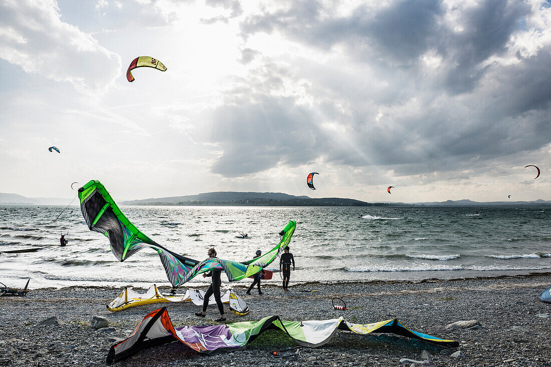 Kitesurfer und Windsurfer bei Sturm, auf dem Bodensee, Insel Reichenau, Baden-Württemberg, Deutschland