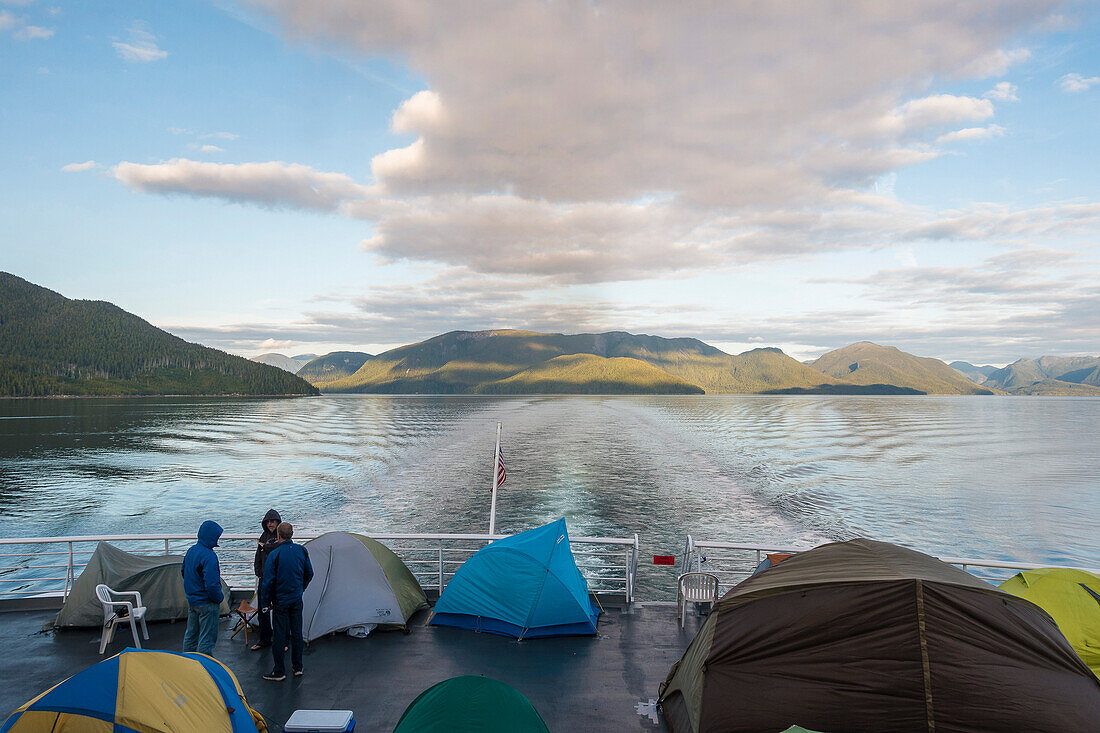 Zelten an Deck der Fähre, Inside Passage, Kanada