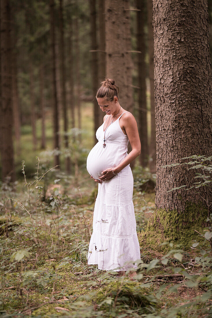 Schwangere Frau in einem Wald in Bayern, Deutschland