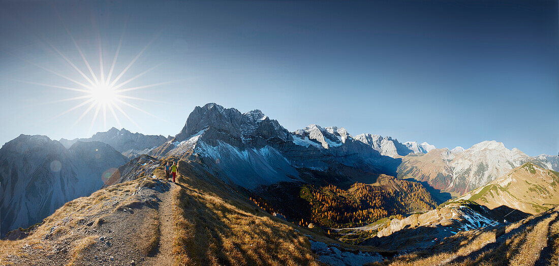 2 Wanderinnen auf dem Weg zum Sonnjoch, dahinter Lamsenspitze , Östliches Karwendelgebirge, Tirol, Österreich