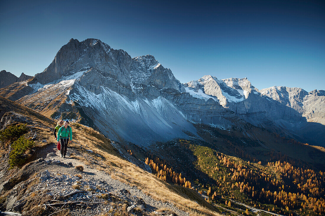 2 Wanderinnen, Aufstieg zum Hahnkampl, dahinter Lamsenspitze , Östliches Karwendelgebirge, Tirol, Österreich