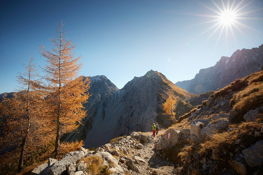 2 Wanderinnen, auf dem Weg zum Lamsenjoch , Östliches Karwendelgebirge, Tirol, Österreich