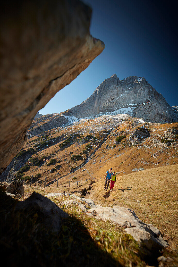 2 Wanderinnen, Aufstieg zum Hahnkampl, dahinter Lamsenspitze, Östliches Karwendelgebirge, Tirol, Österreich