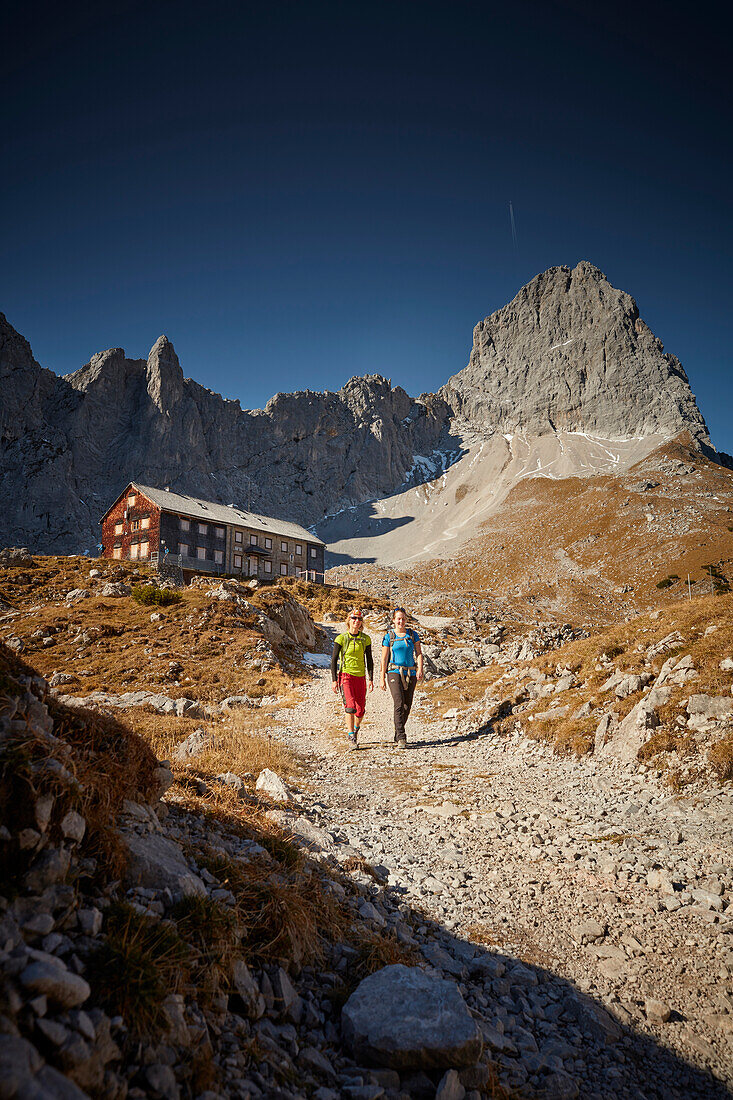 2 Wanderinnen, Lamsenjochhütte (geschlossen), dahinter Lamsenjoch , Östliches Karwendelgebirge, Tirol, Österreich