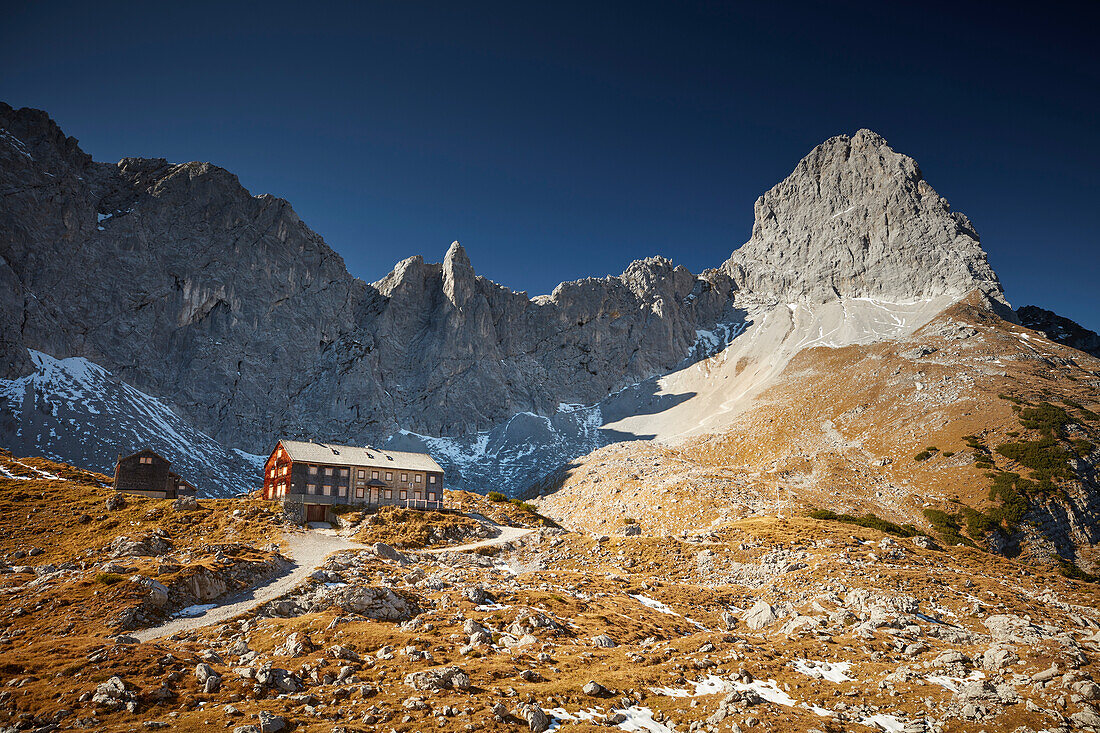 2 Wanderinnen, Lamsenjochhütte (geschlossen), dahinter Lamsenjoch , Östliches Karwendelgebirge, Tirol, Österreich