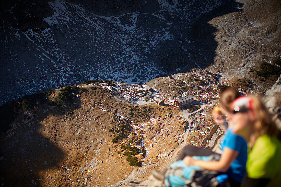 2 Wanderinnen Rast am Grat des Schafjöchl, über der Lamsenjochhütte , Östliches Karwendelgebirge, Tirol, Österreich