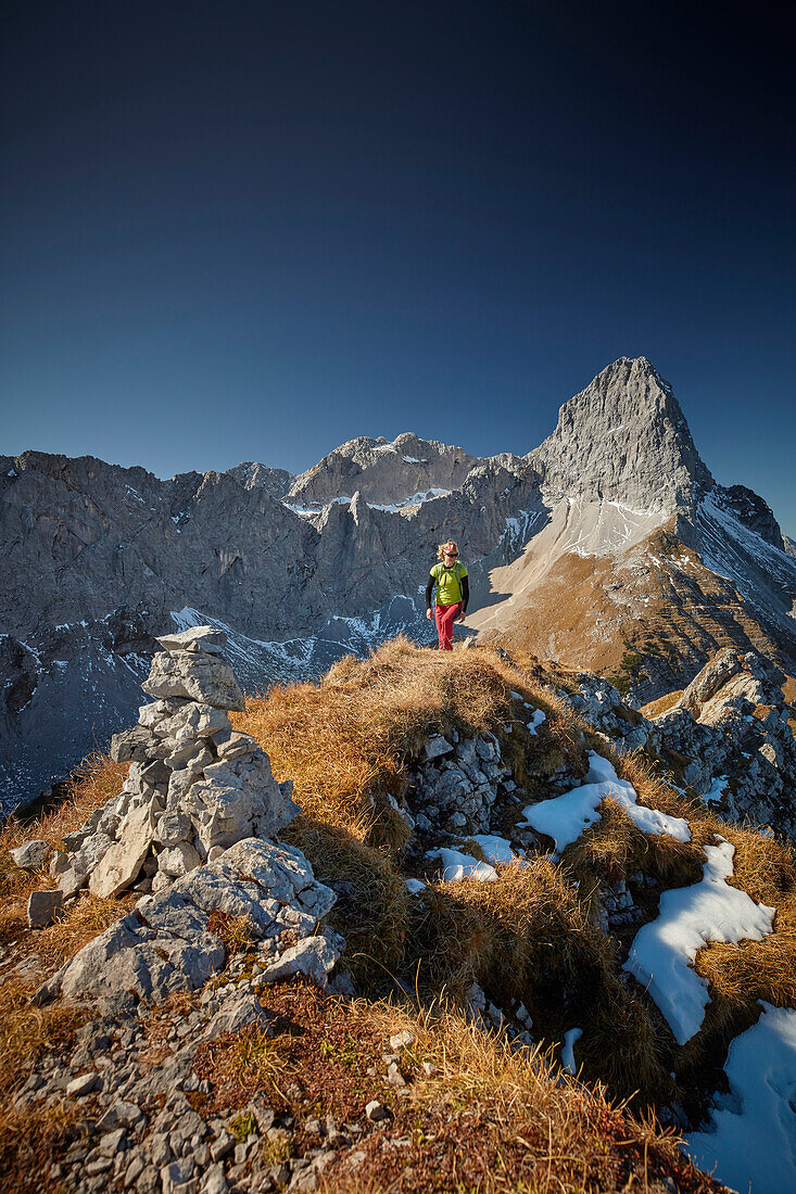 Bergsteigerin am Grat des Schafjöchl, dahinter Lamsenjoch , Östliches Karwendelgebirge, Tirol, Österreich