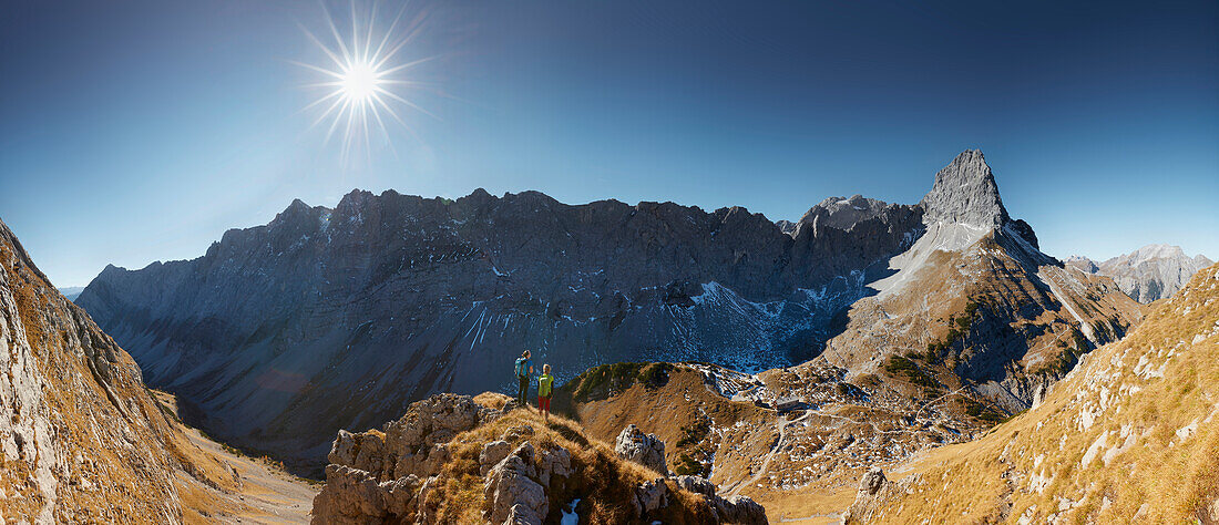 2 Wanderinnen, Vorgipfel des Schafjöchl, dahinter Lamsenspitze , Östliches Karwendelgebirge, Tirol, Österreich