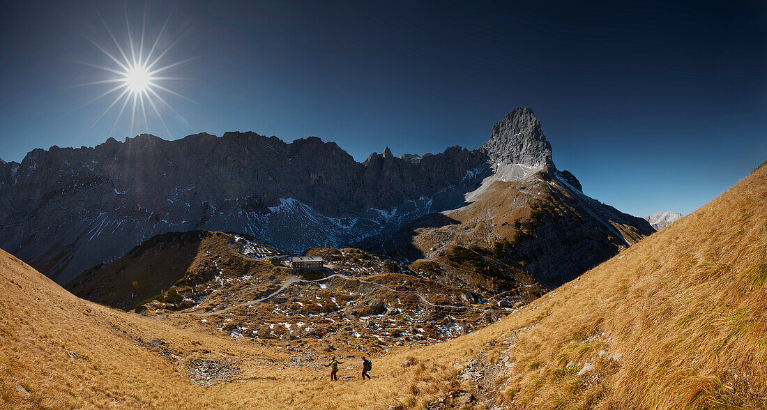 2 Wanderinnen steigen ab vom Schafjöchl, dahinter Lamsenspitze , Östliches Karwendelgebirge, Tirol, Österreich