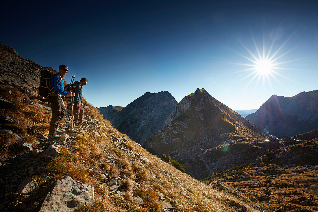 Wanderer auf dem Weg zur Lamsenspitze, dahinter Schafjöchl , Lamsenjoch, Östliches Karwendelgebirge, Tirol, Österreich