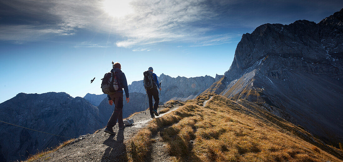 Wanderer auf dem Weg vom Sonnjoch, zur Lamsenspitze , Östliches Karwendelgebirge, Tirol, Österreich
