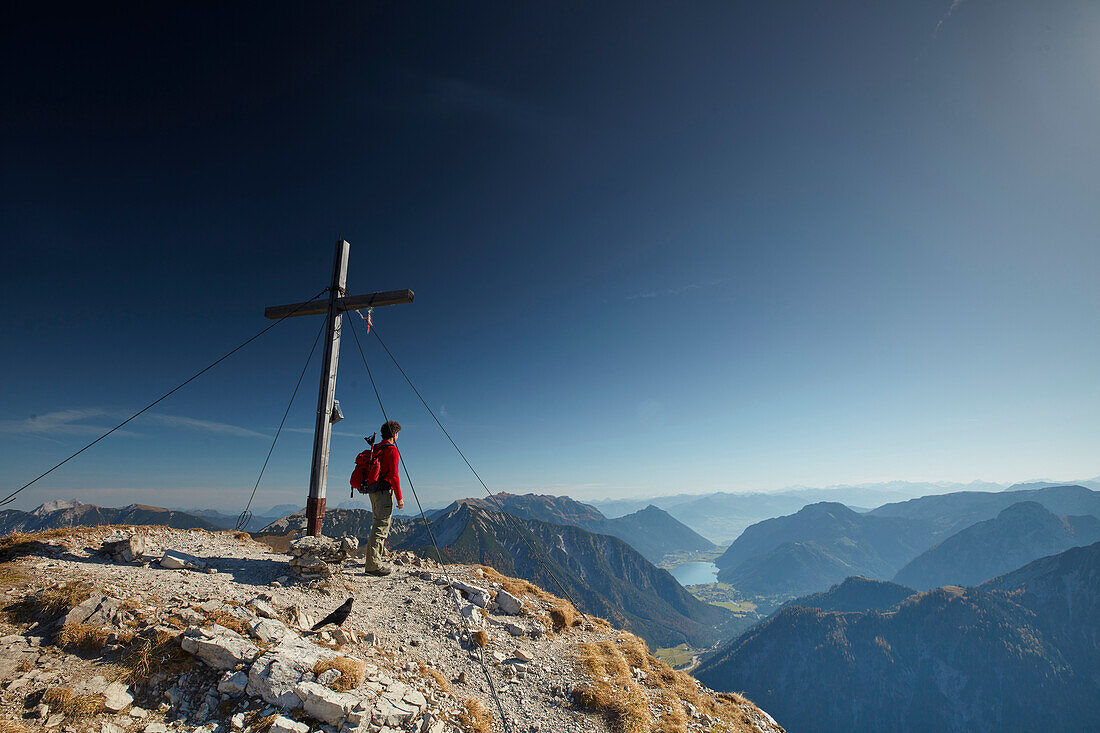 Bergsteiger am Gipfel der Mondscheinspitze, Achensee im Hintergrund , Östliches Karwendelgebirge, Tirol, Österreich