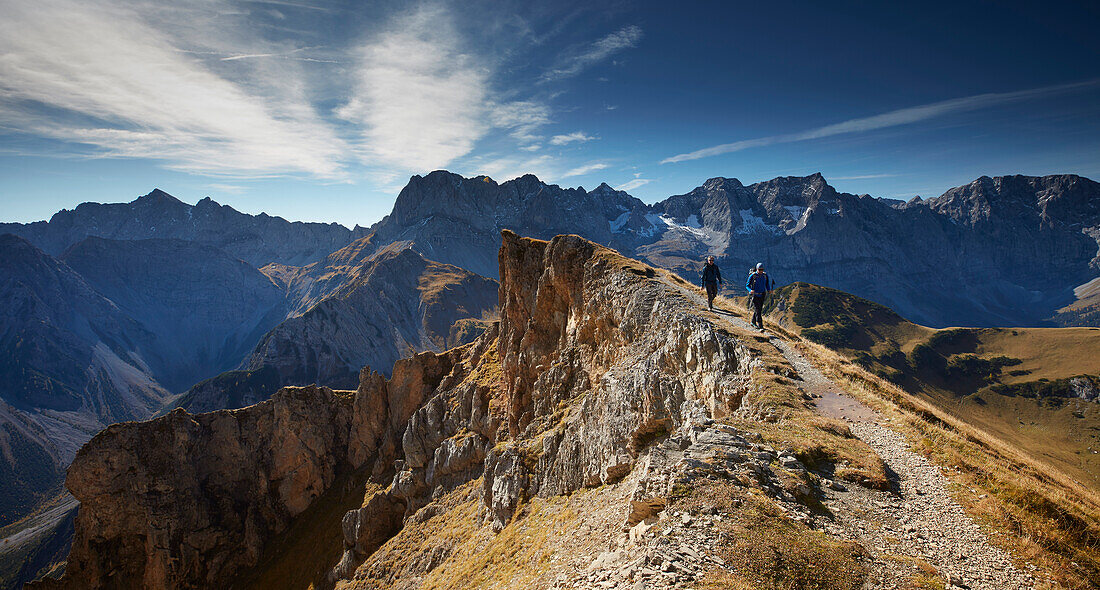 Wanderer auf dem Weg zum Sonnjoch, dahinter Lamsenspitze , Östliches Karwendelgebirge, Tirol, Österreich