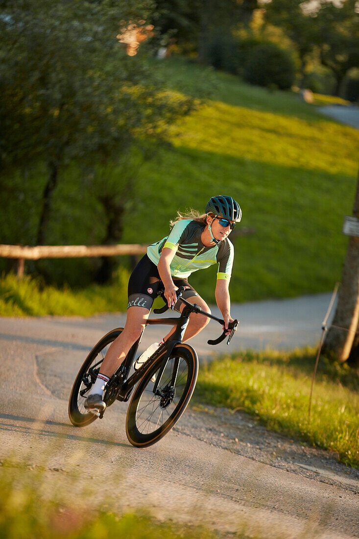 junge Frau auf Rennrad, Münsing, Bayern, Deutschland