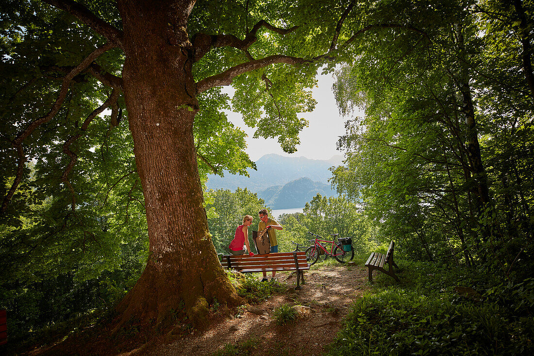 junge Frau und junger Mann, Paar, Pause  auf Fahrradtour, Kochel, Bayern, Deutschland