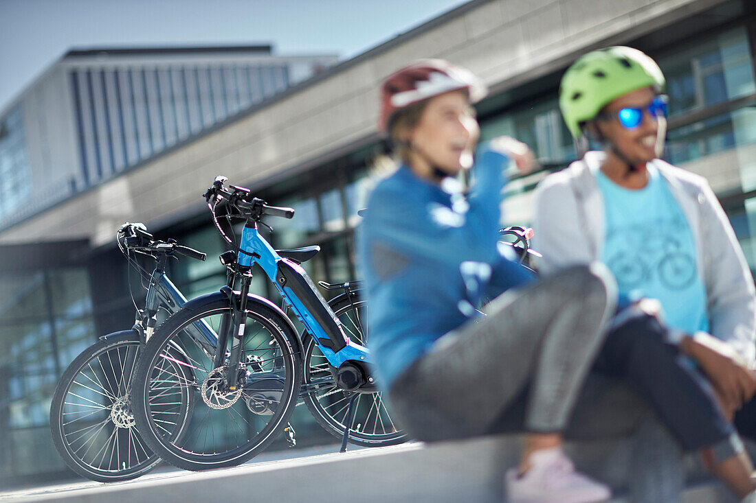 junge Frau und junger Mann Paar mit eBikes in der Stadt, München, Bayern, Deutschland