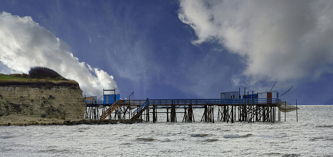 Europe, France, carrelet in Talmont sur Gironde in Charente-Maritime.