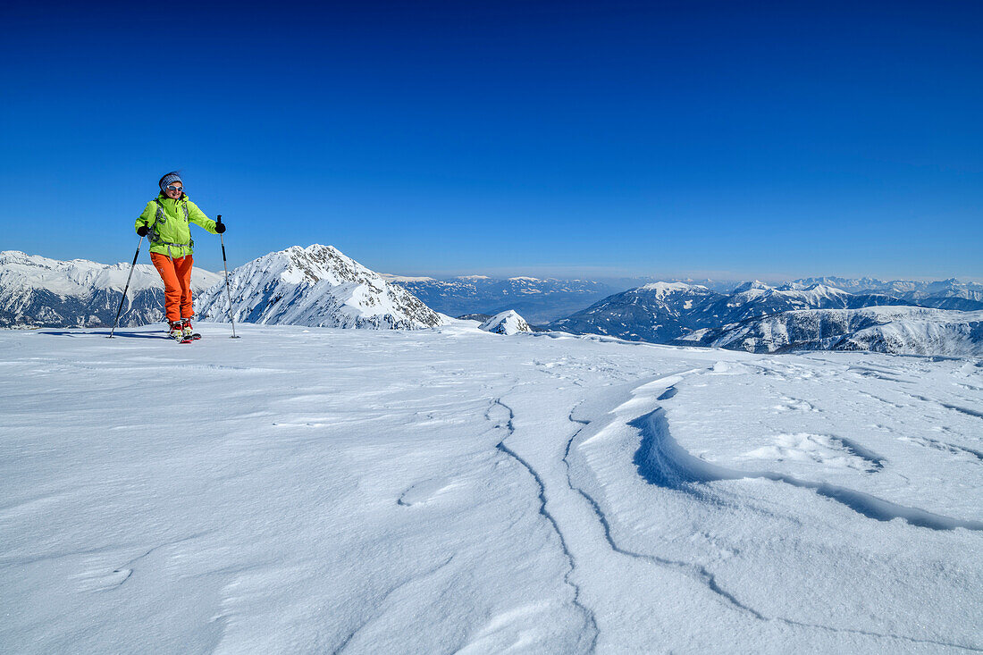 Frau auf Skitour steigt zum Hohen Bolz auf, Hoher Bolz, Kreuzeckgruppe, Hohe Tauern, Kärnten, Österreich